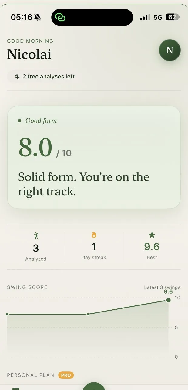 Hjemskjermen i FormCaddie med svingscore 8,0, dagerekke, personlig rekord og trend.